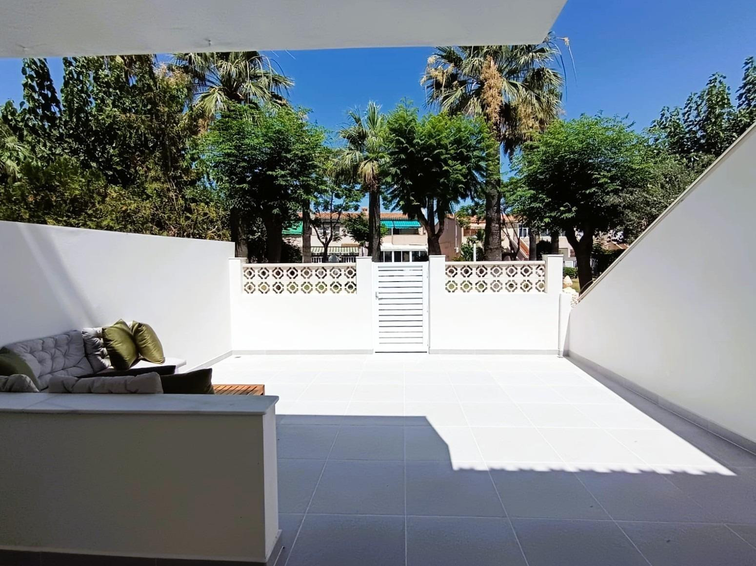 Casa o chalet independiente en venta en Calle Isla Sicilia - foto 2