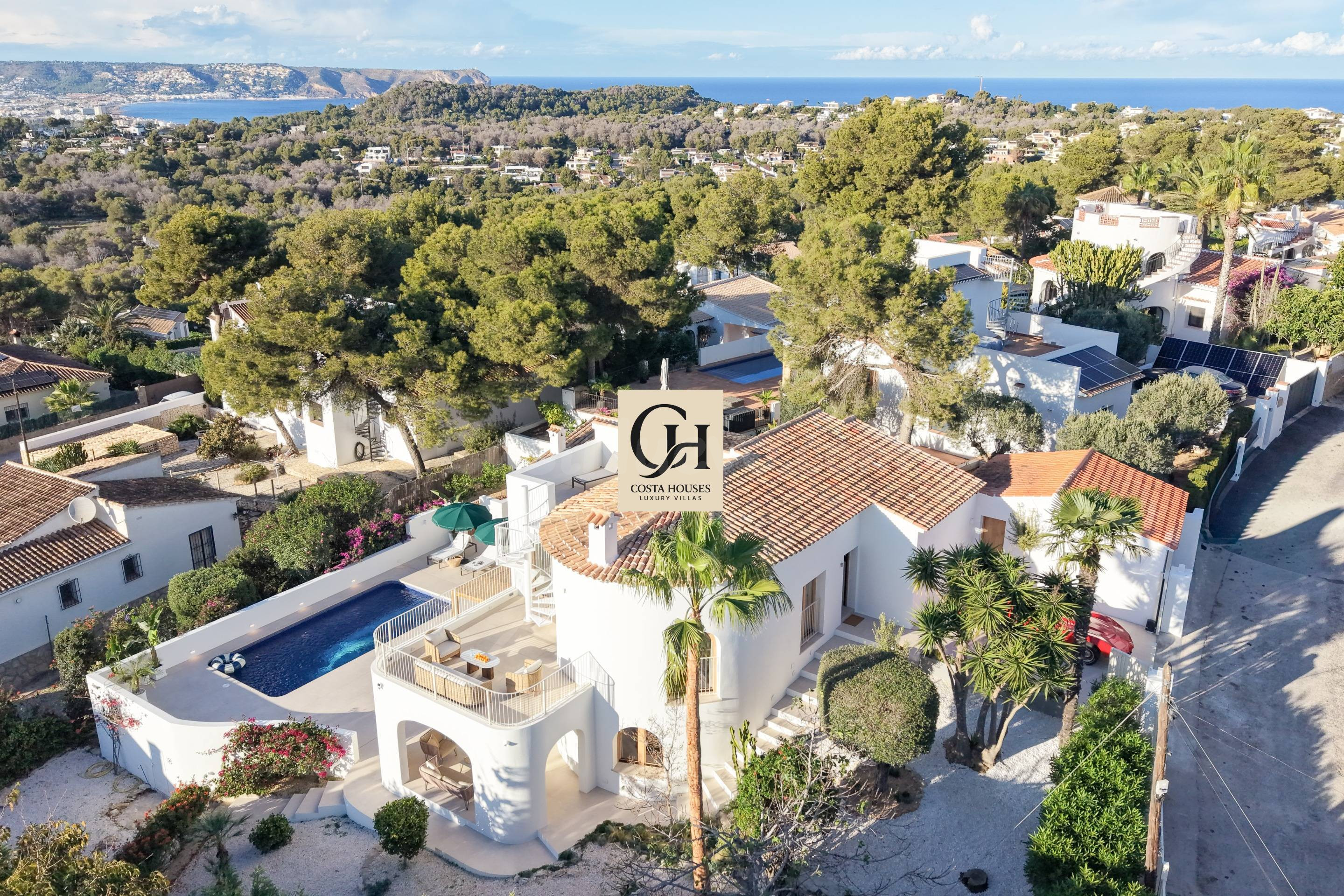 VILLA MARELIA · LUZ MEDITERRANEA Y HORIZONTE AZUL EN JAVEA