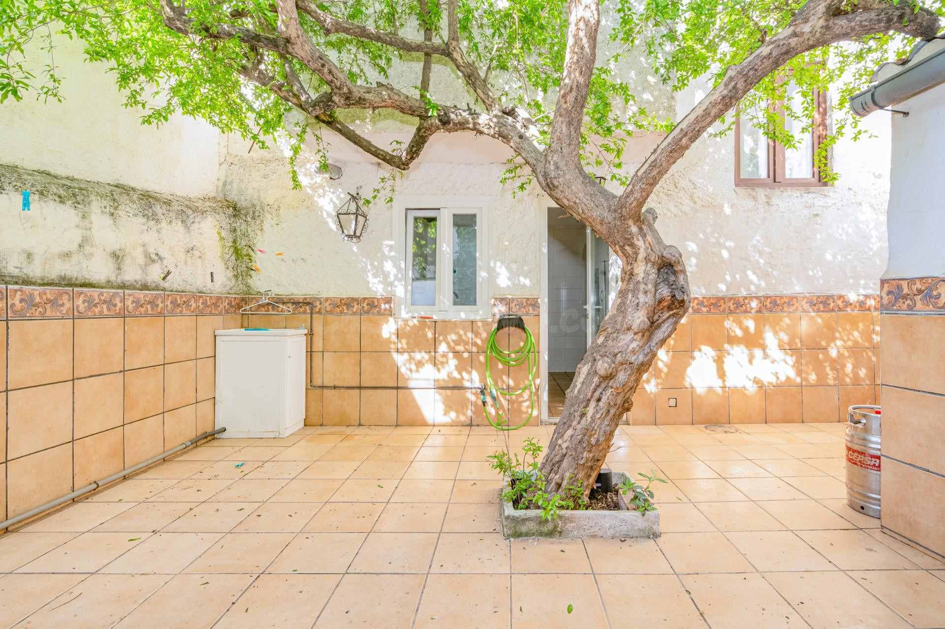 Casa de pueblo en el corazón de Cúllar Vega (Plaza de la Con