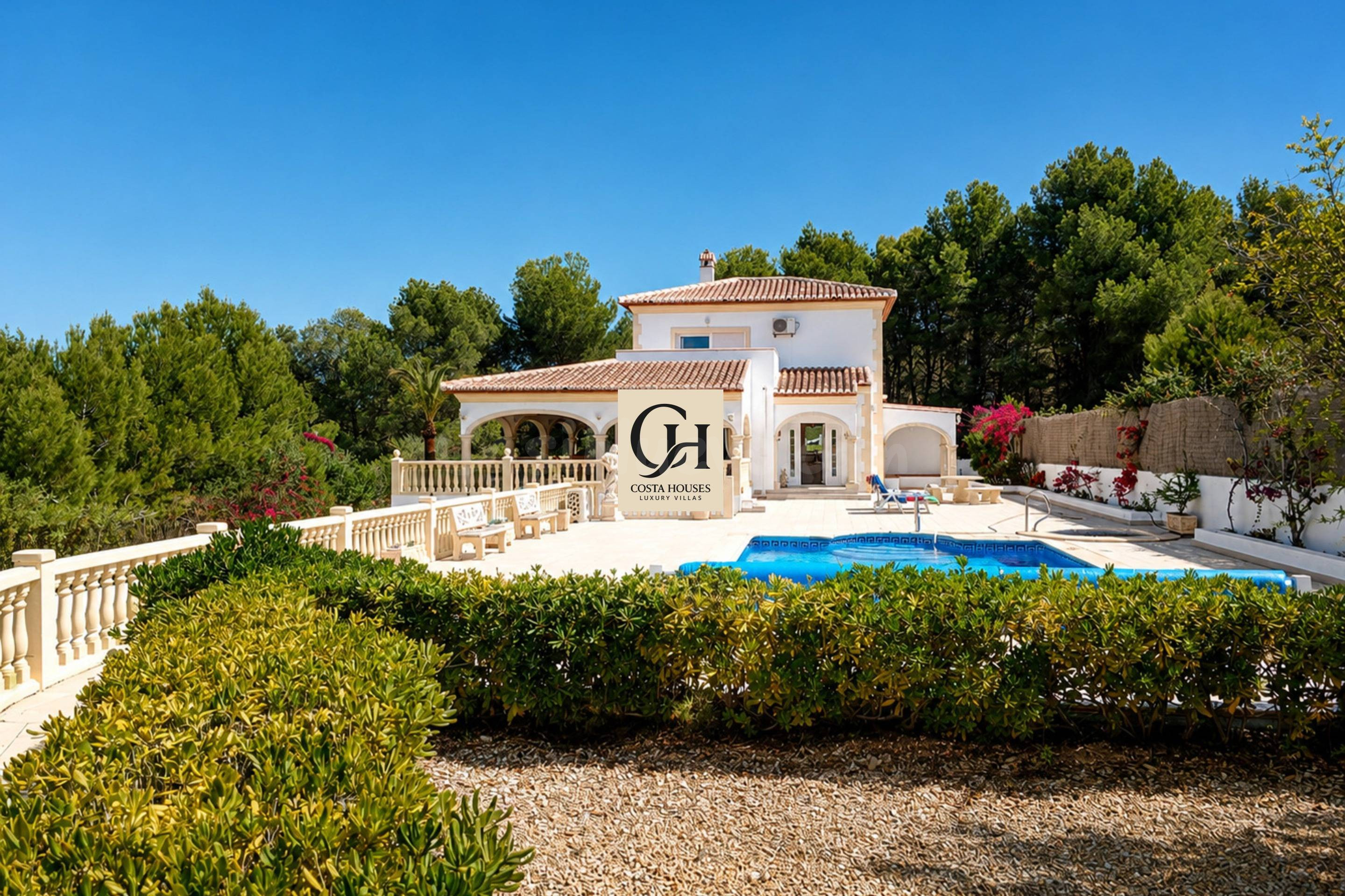 VILLA LOS ARCOS · TRADICION MEDITERRANEA JUNTO AL GOLF DE JA
