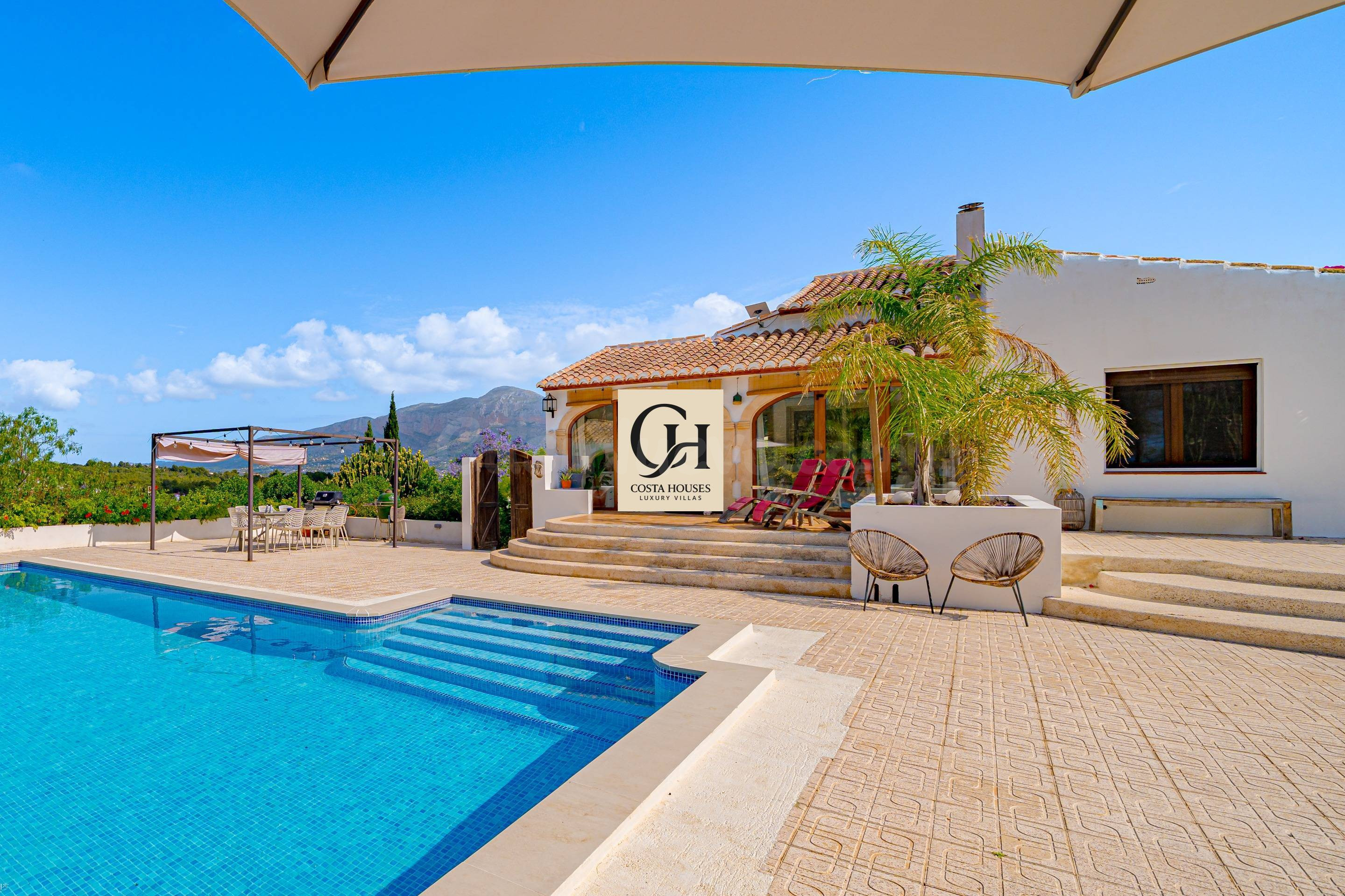 VILLA GALDOS · LUZ, PRIVACIDAD Y VIDA MEDITERRANEA EN JAVEA