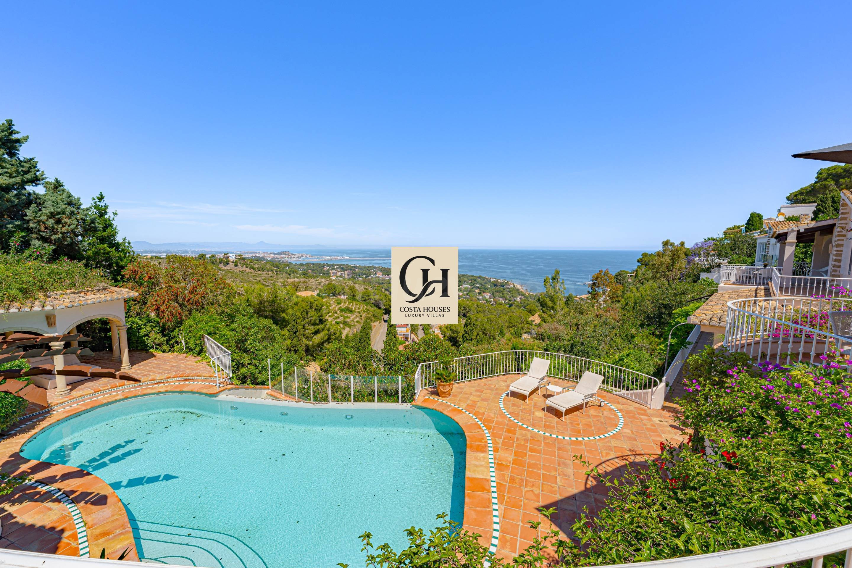 VILLA SIRI · HORIZONTE MEDITERRANEO Y PRIVACIDAD EN DENIA