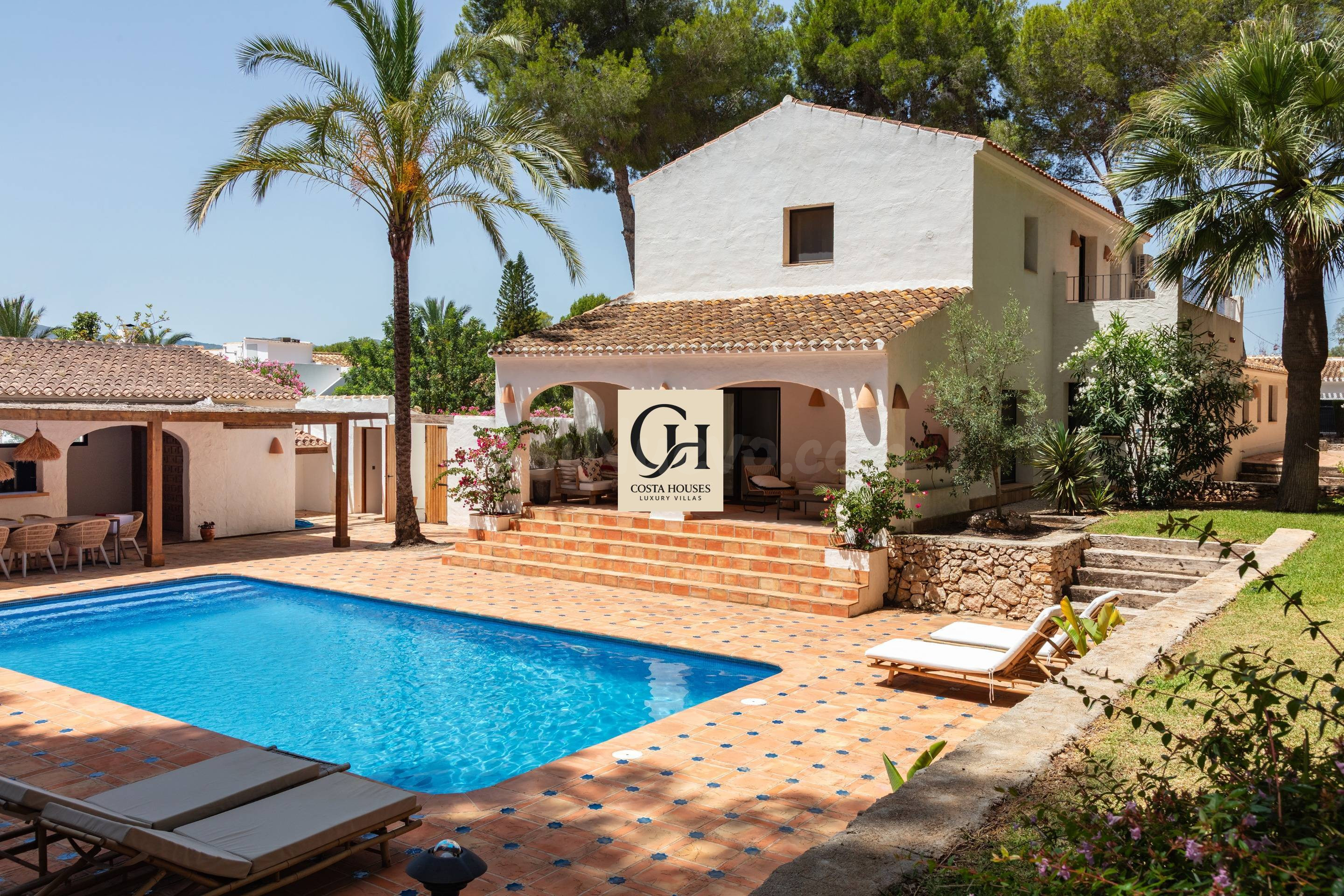 VILLA MONTPINAR · REFUGIO MEDITERRANEO ENTRE PINOS Y MONTAÑA EN JAVEA