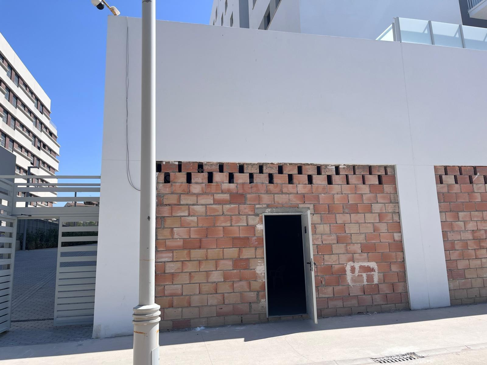 Amplio Local Comercial en Rosaleda - Juventud, Granada