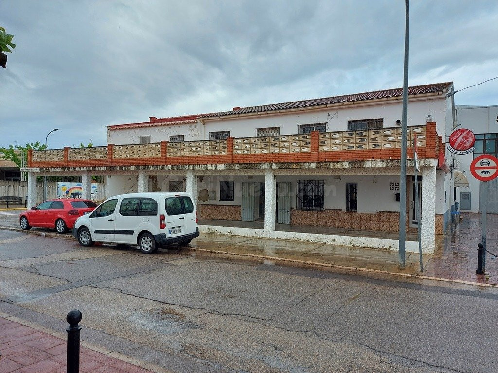 Bar restaurante y piso en venta en la población de Domeño