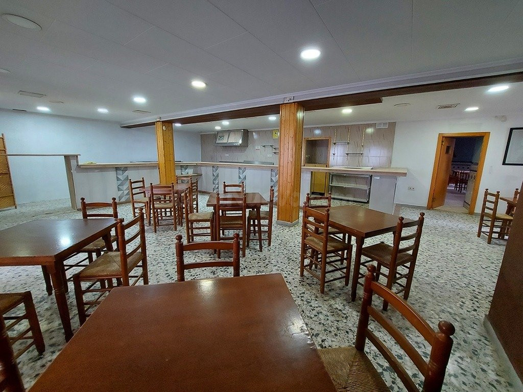 Bar restaurante y piso en venta en la población de Domeño - foto 2