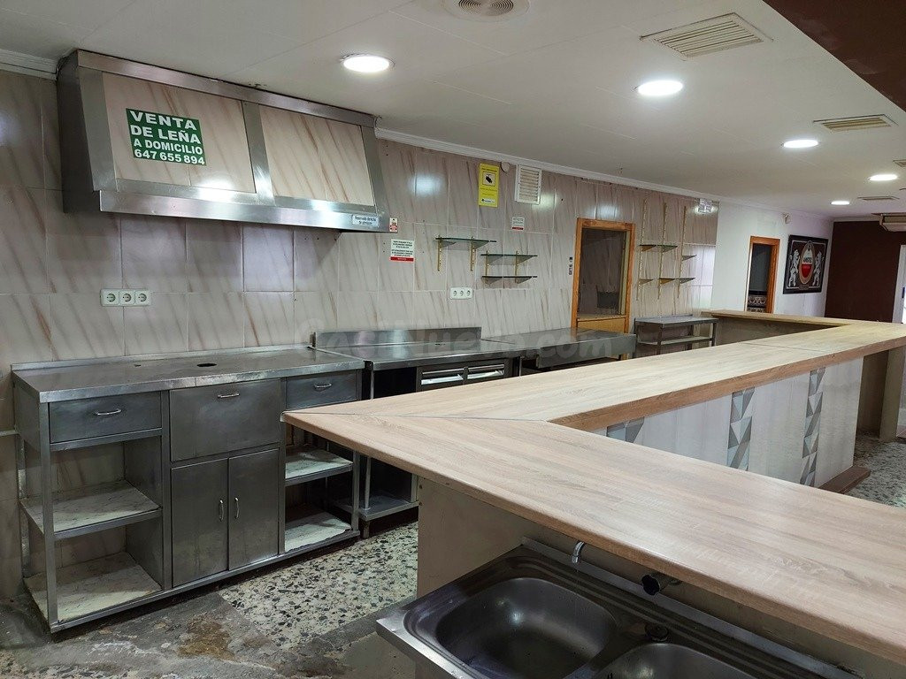 Bar restaurante y piso en venta en la población de Domeño - foto 3