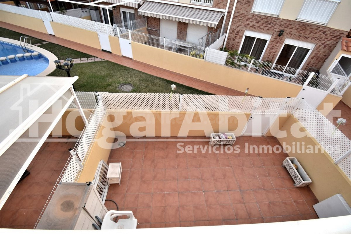 ADOSADO SEMINUEVO CON PISCINA, 2 TERRAZAS Y AMPLIO GARAJE