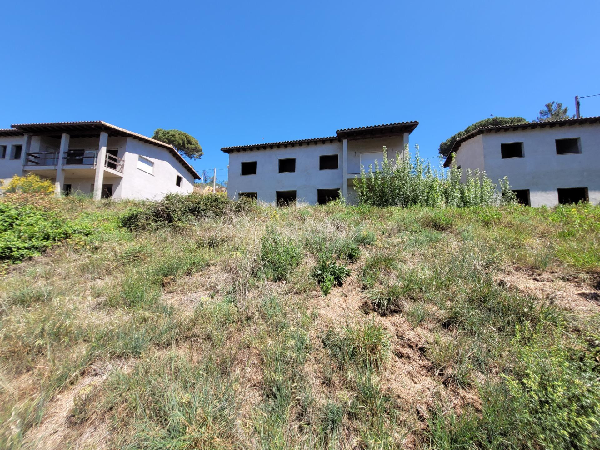 VENTA DE 3 CASAS UNIFAMILIARES EN CONTRUCCIÓN EN CAN FORNACA