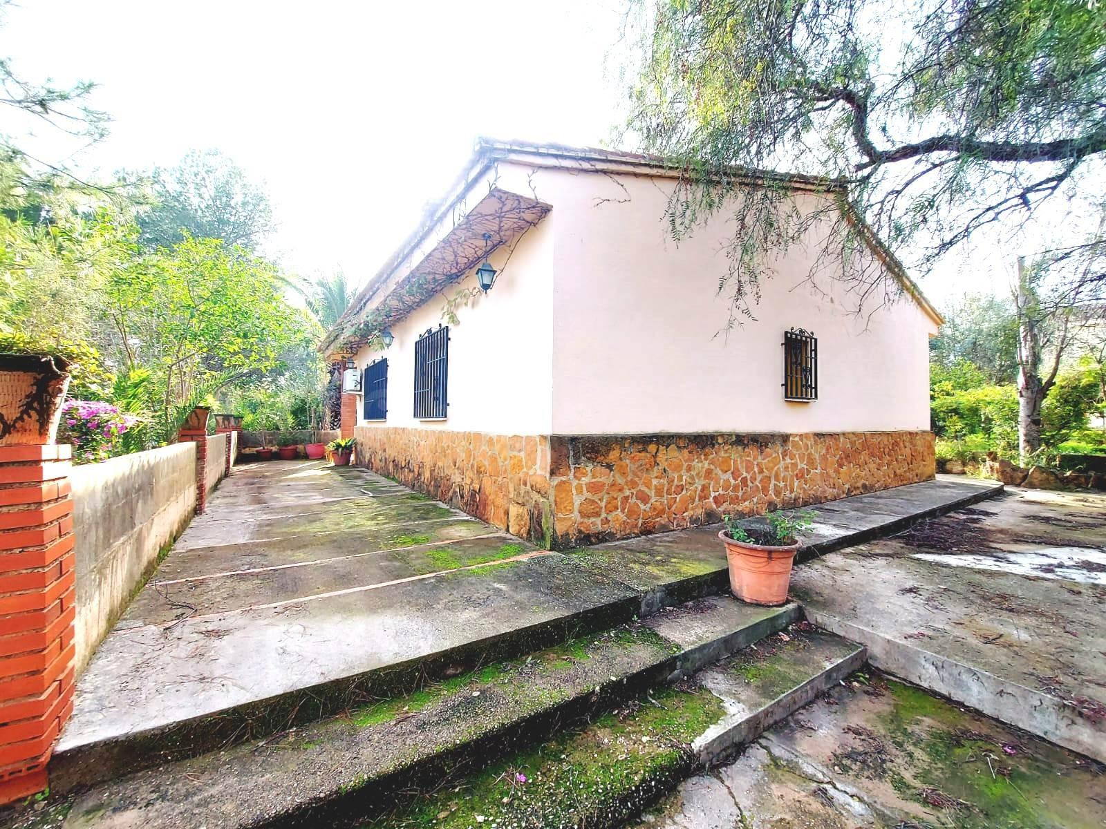 CHALET CON AMPLIA PARCELA A 4KM DE LA POBLACION Y BUENA COMU