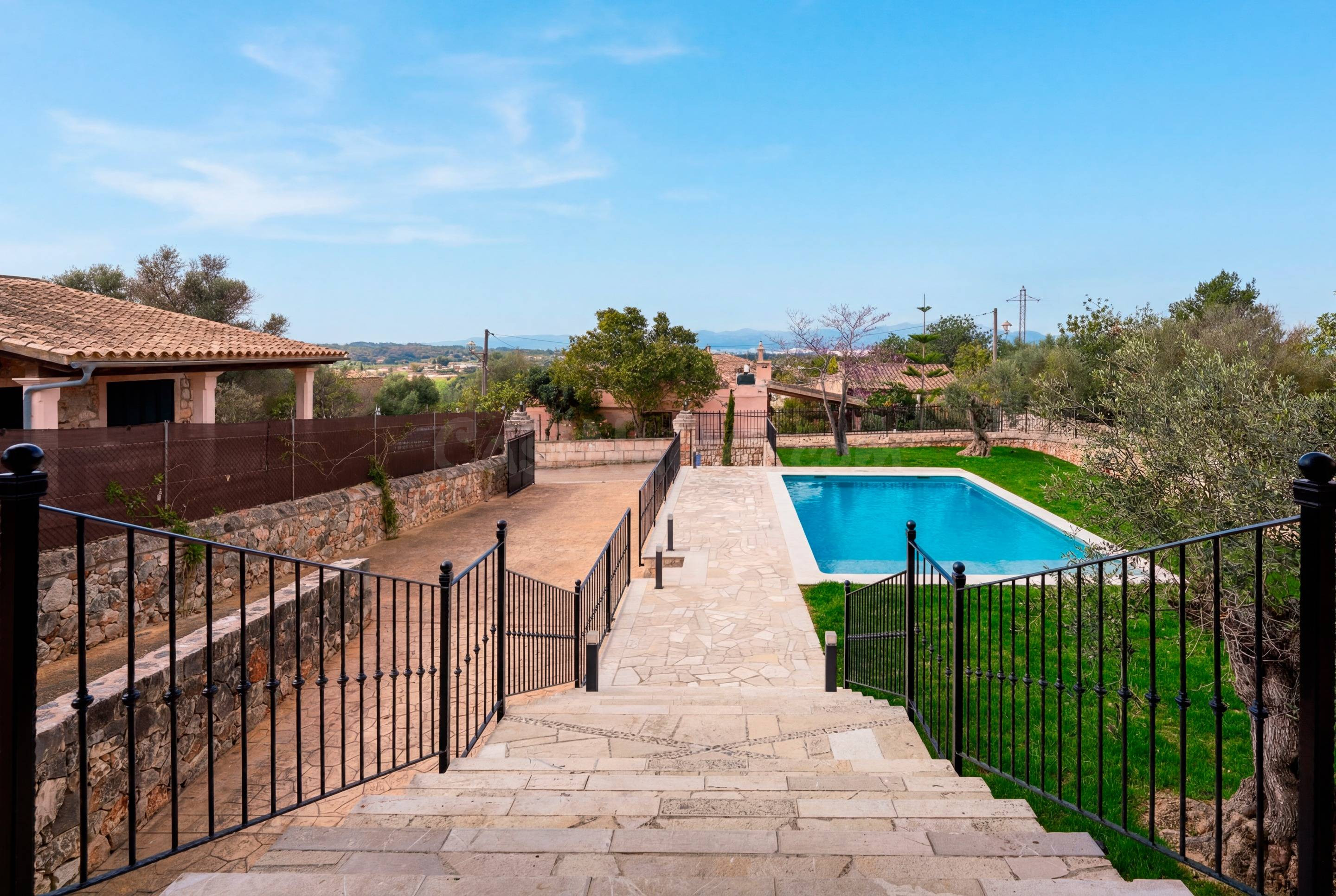 Encantadora vivienda unifamiliar con piscina y vistas abiert