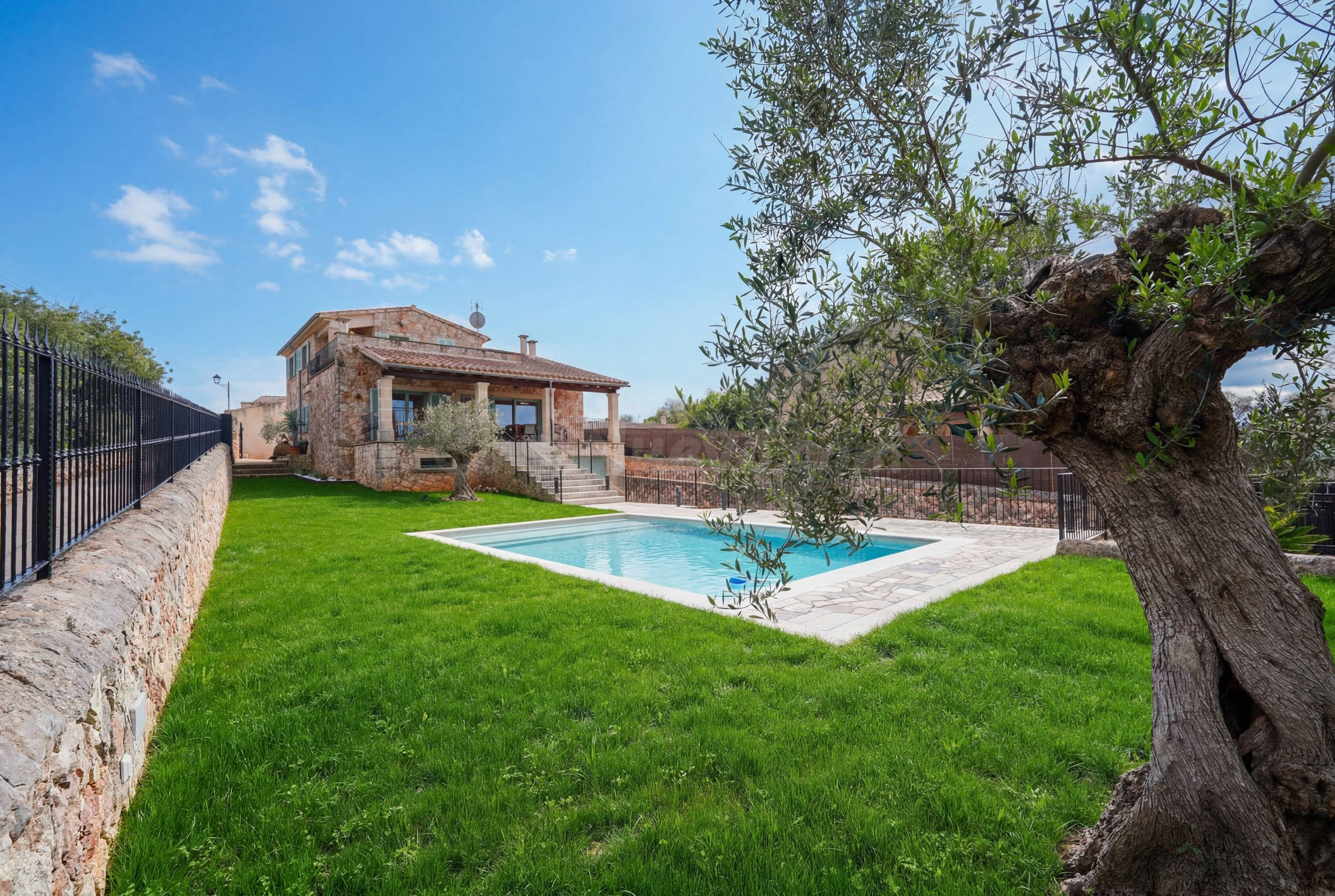 Encantadora vivienda unifamiliar con piscina y vistas abiert - foto 2