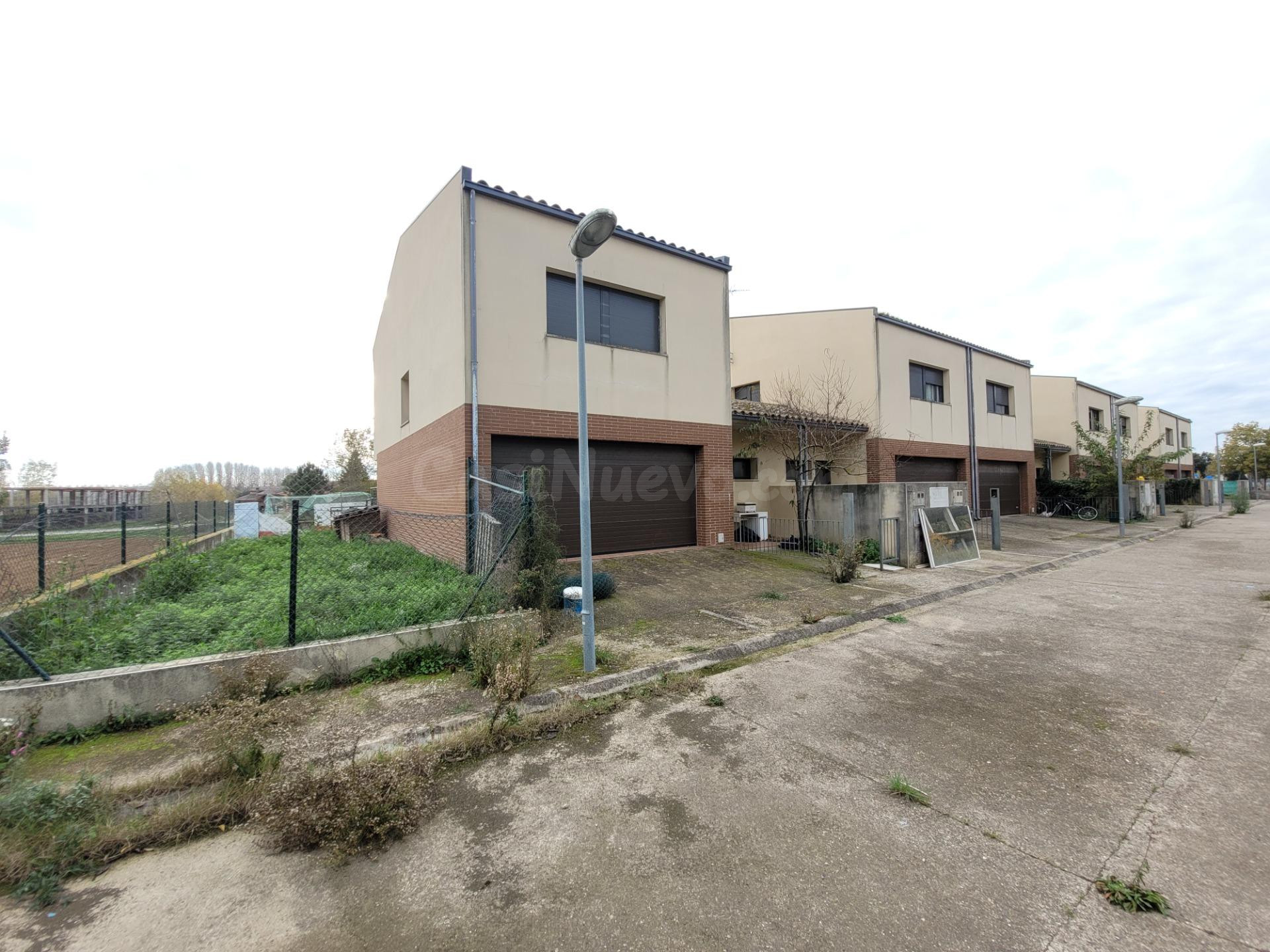 CONJUNTO URBANÍSTICO DE 21 VIVIENDAS ADOSADAS - foto 2
