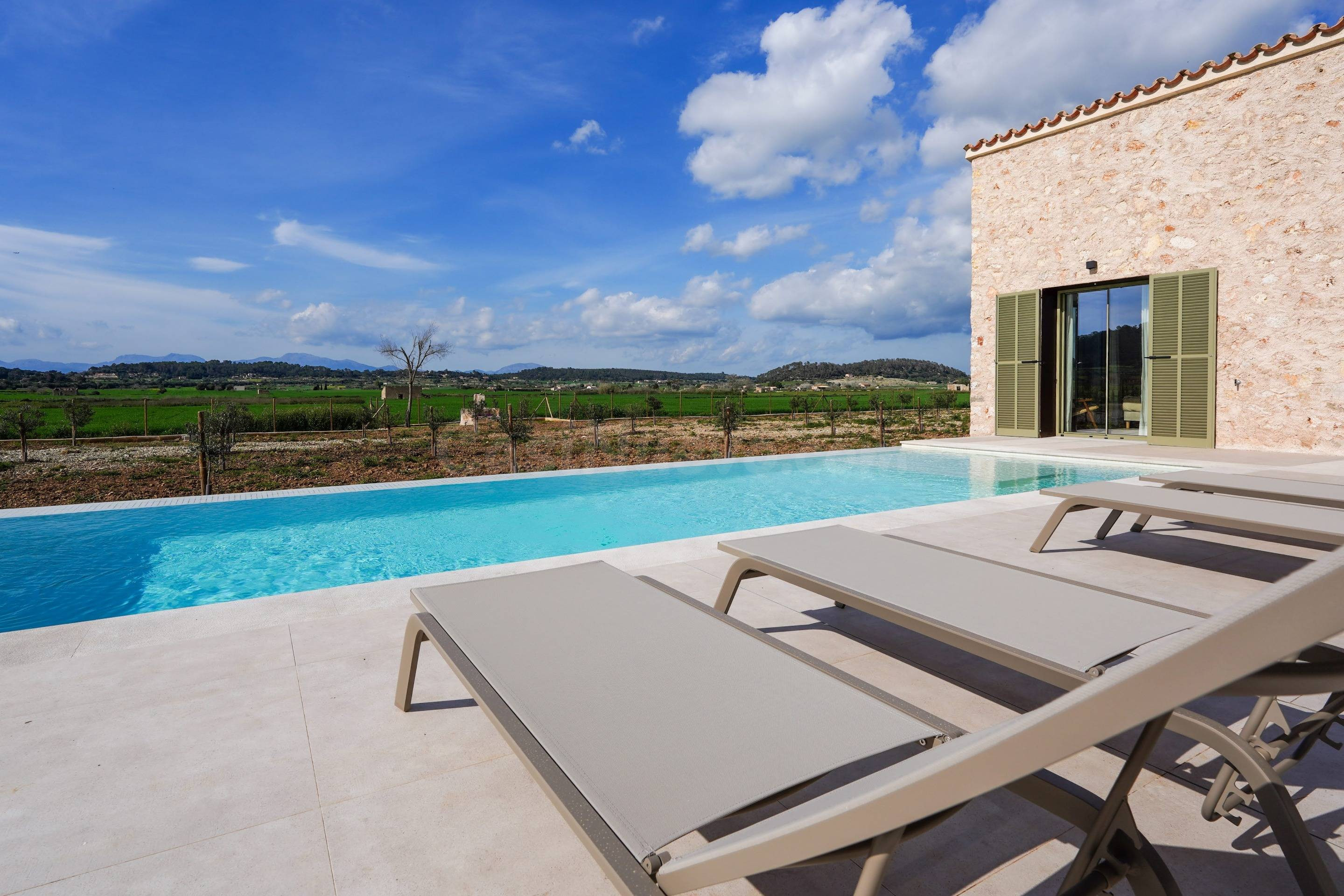 Exclusiva finca rústica de nueva construcción en Sineu con d - foto 2