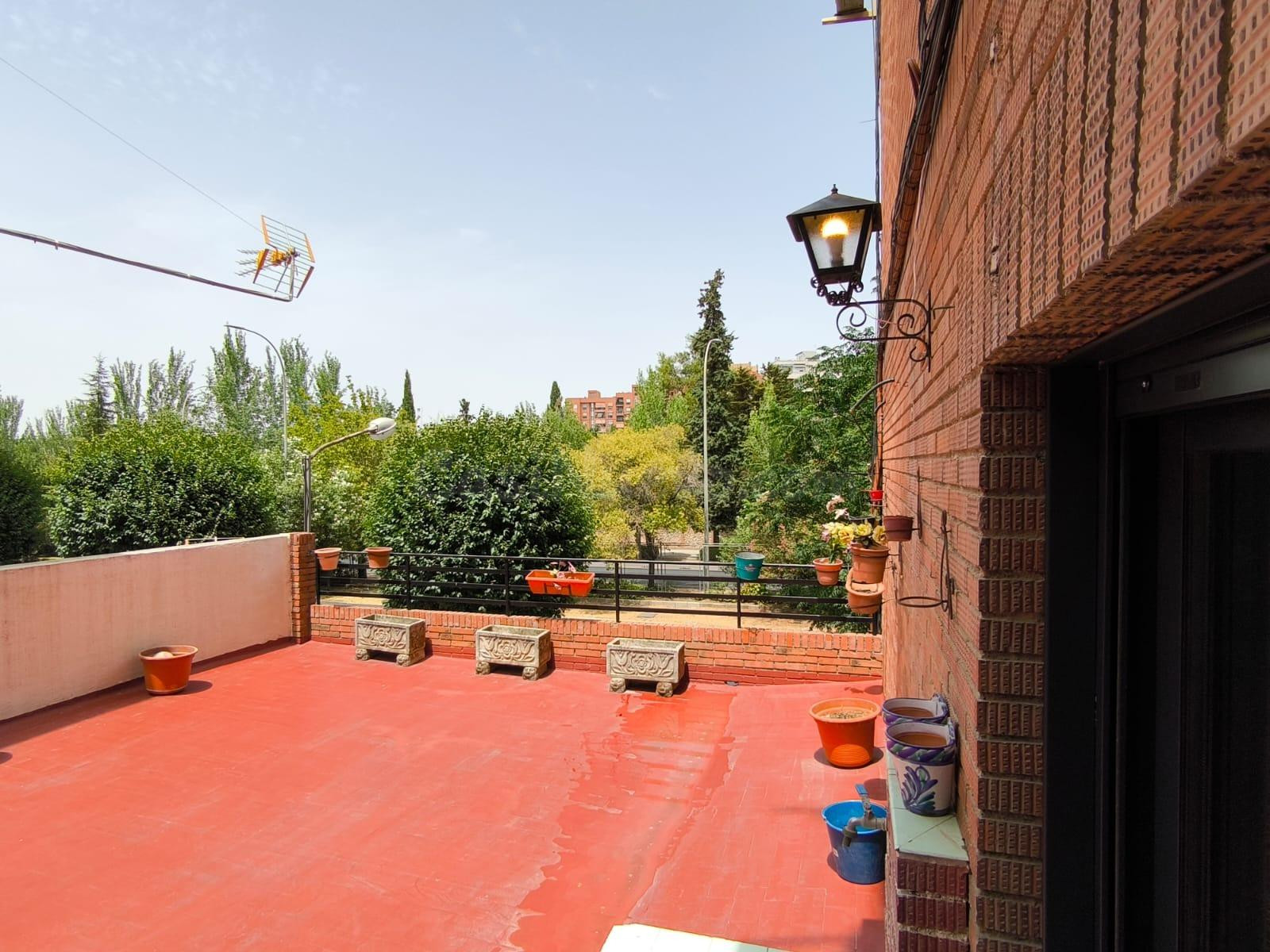 Piso de diseño a estrenar con enorme terraza en Granada (Bra