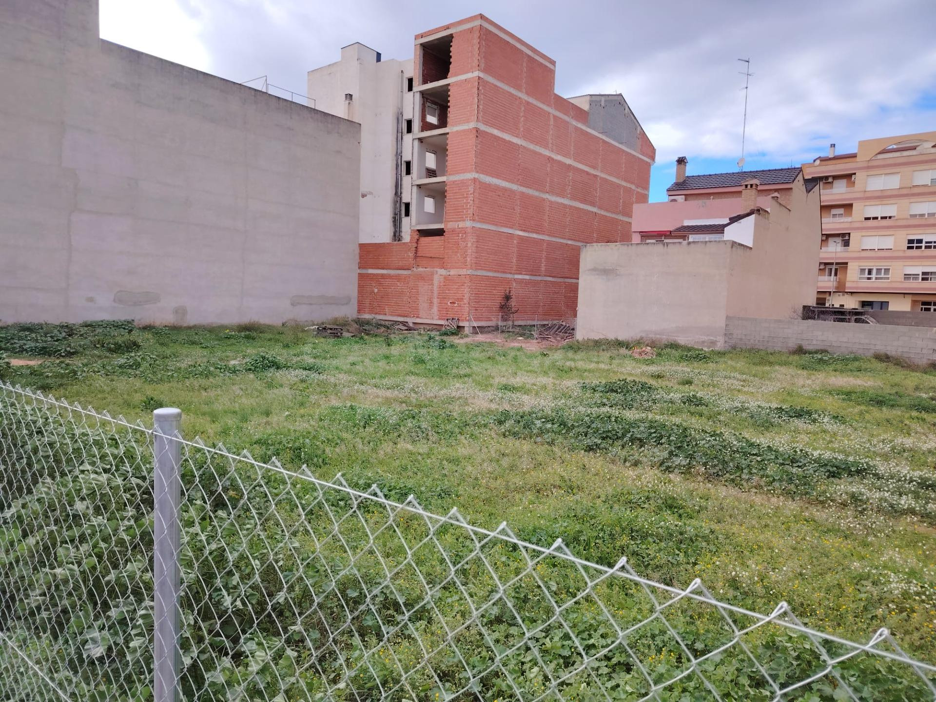 SE VENDE SOLAR EDIFICABLE EN LA POBLA DE VALLBONA - foto 2