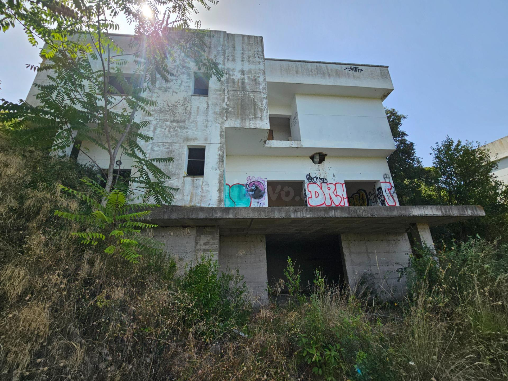 Casa aislada con obra parada