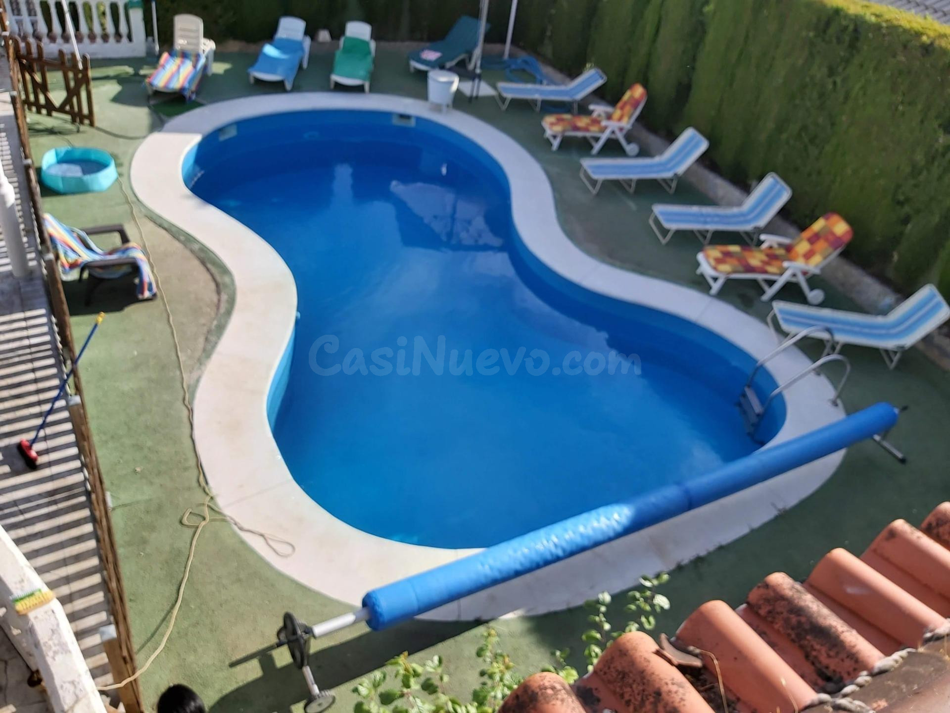 ESPECTACULAR INDEPENDIENTE con piscina y campo deportivo EN 