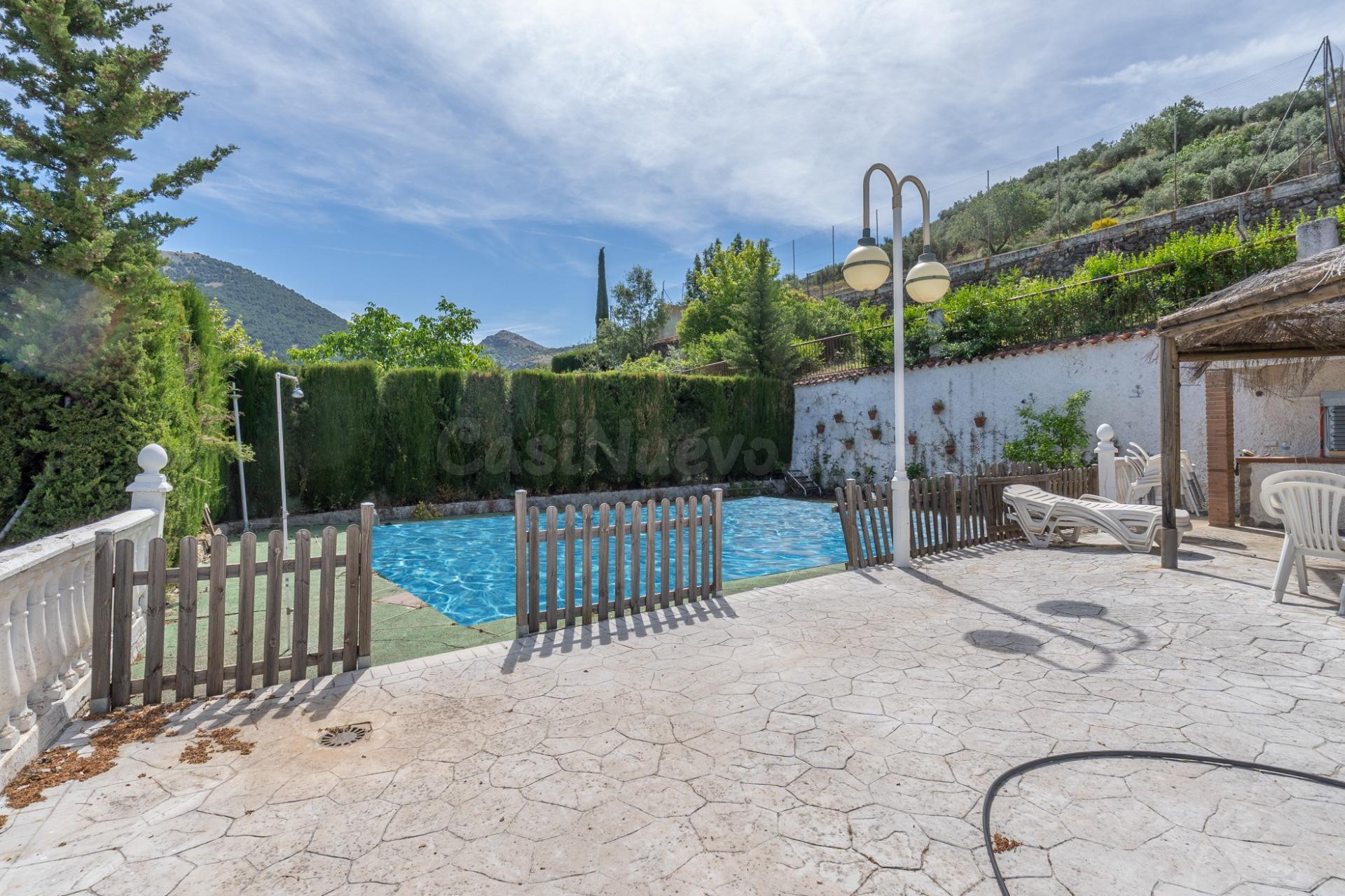 ESPECTACULAR INDEPENDIENTE con piscina y campo deportivo EN  - foto 2