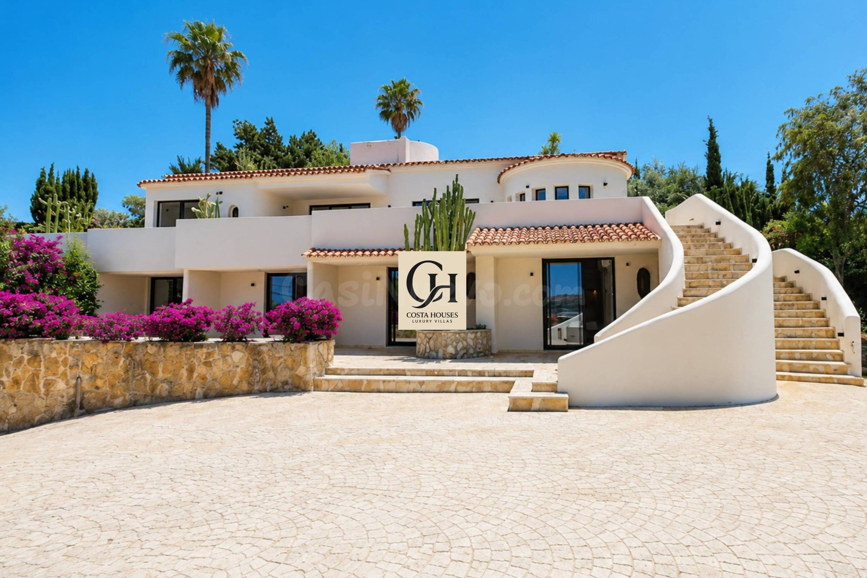 VILLA ALTAVISTA · ENTRE EL MEDITERRANEO Y EL MONTGO EN JAVEA