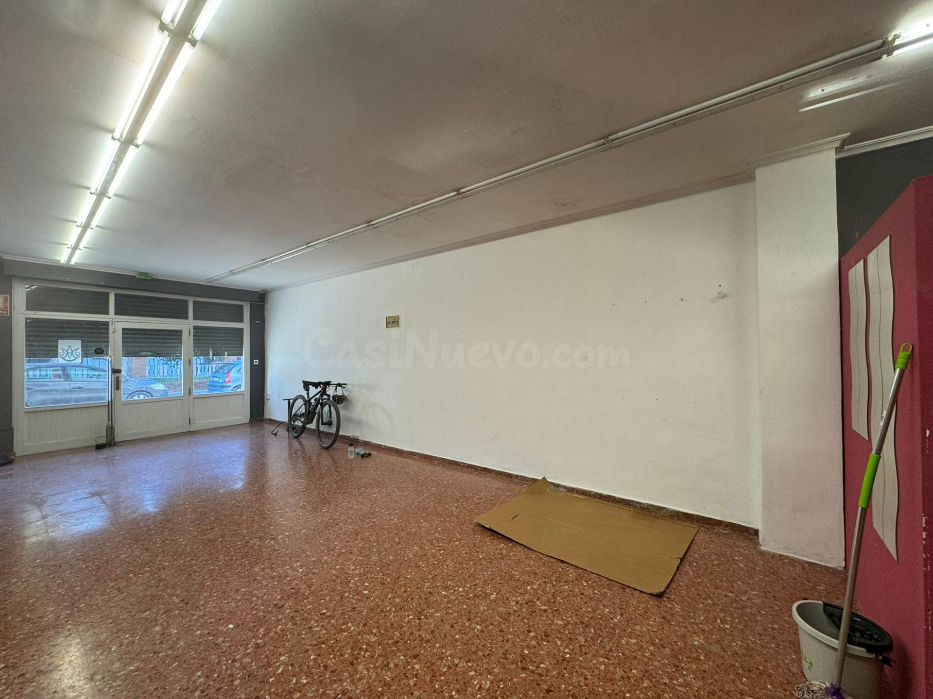 LOCAL COMERCIAL EN ZONA MUY CONCURRIDA - foto 3