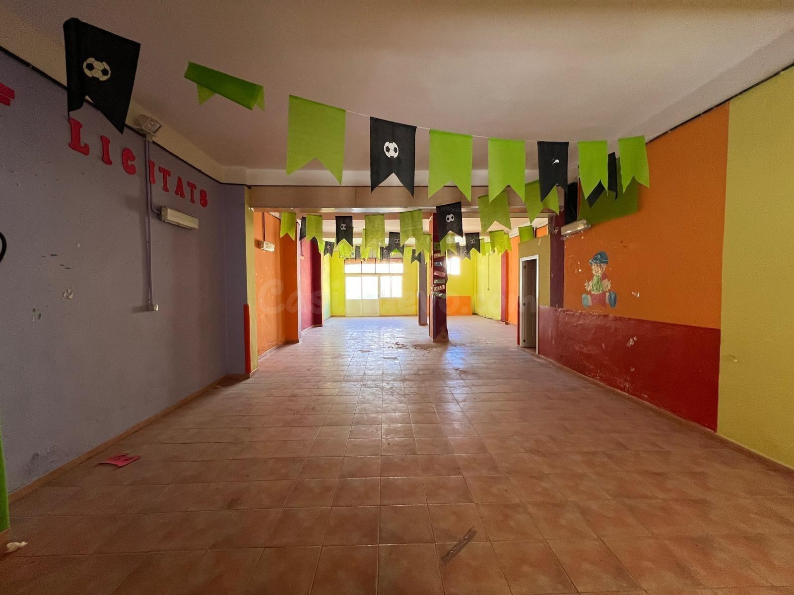 LOCAL COMERCIAL CON PATIO INTERIOR