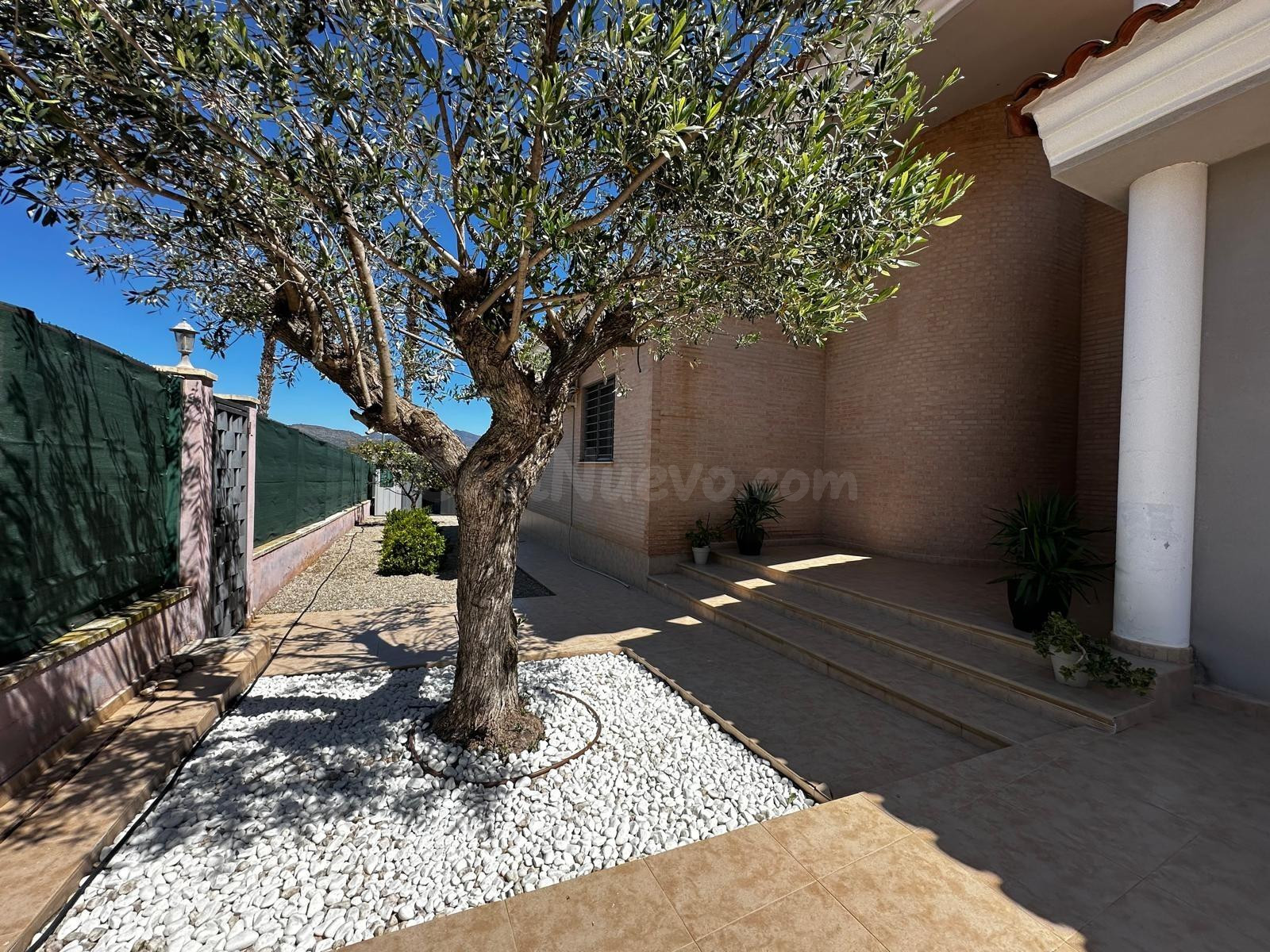 Exclusivo Chalet en Lliria con Piscina y Amplias Terrazas - foto 5