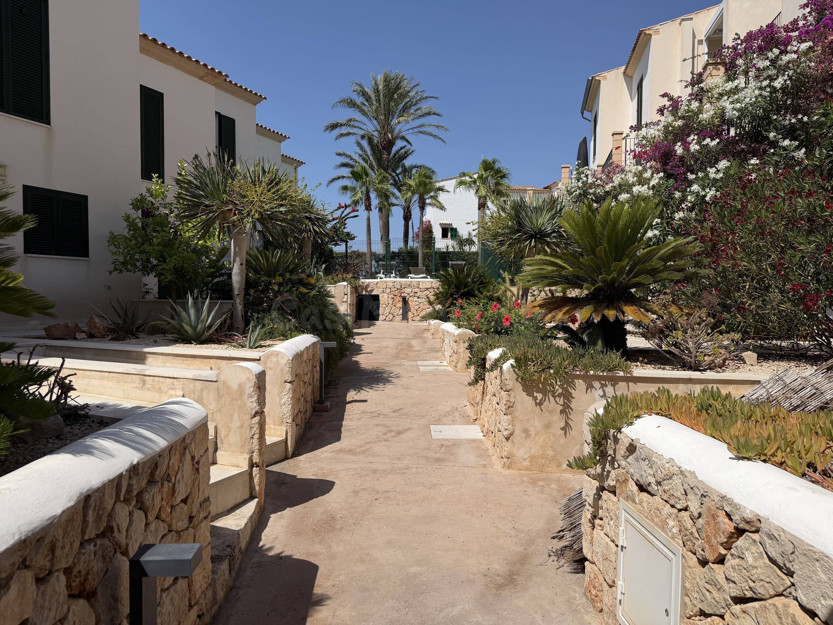 Exclusivo ático con terraza privada, vistas al mar y piscina en Cala Santanyí - foto 4