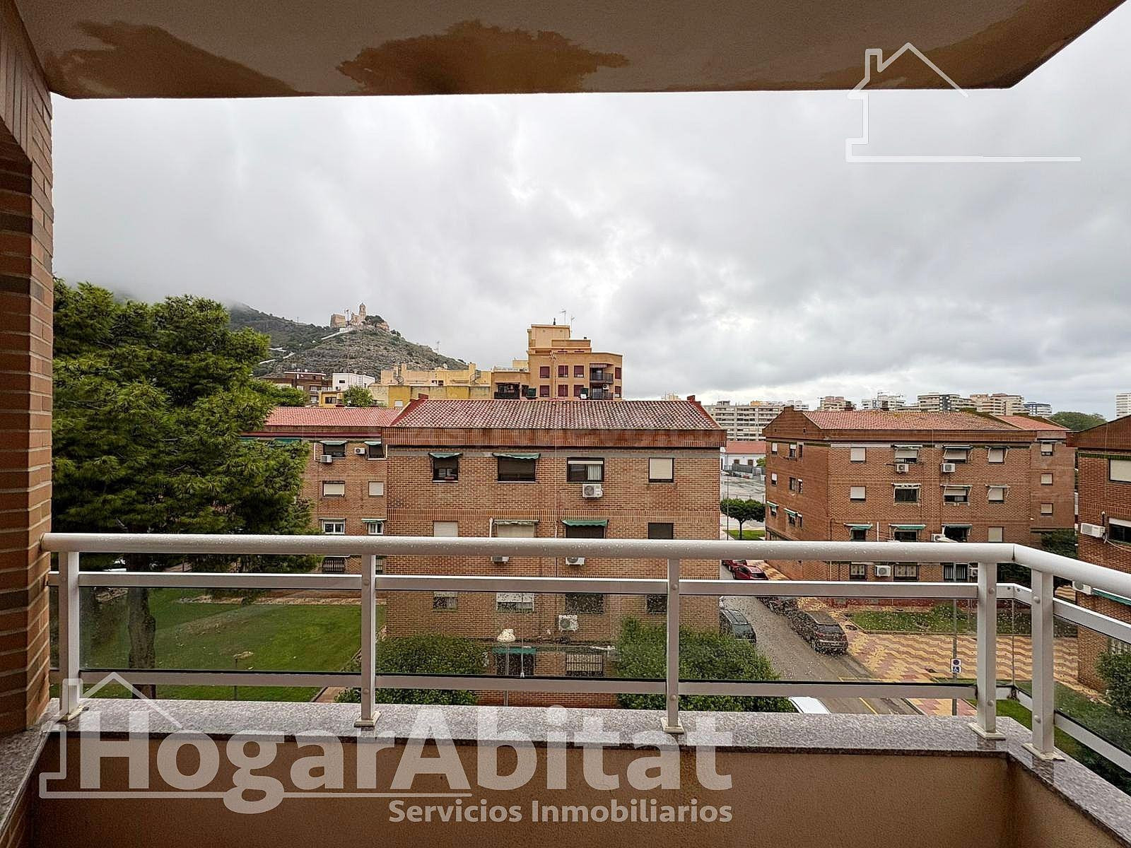 ¡VISTAS DESPEJADAS! AMPLIO, ALTO Y EXTERIOR CON DOS BALCONES - foto 2