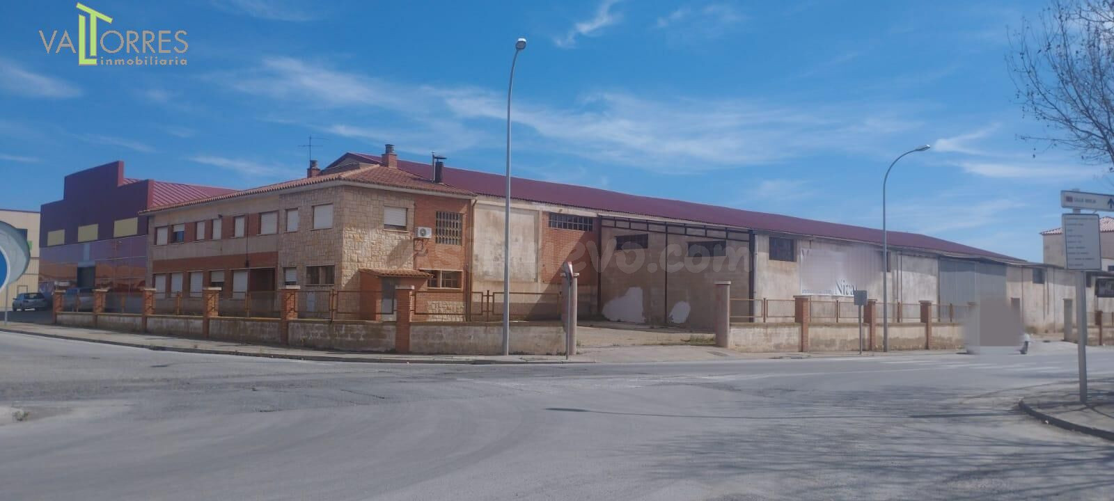 Nave y edificio oficinas en el polígono industrial de Teruel - foto 2