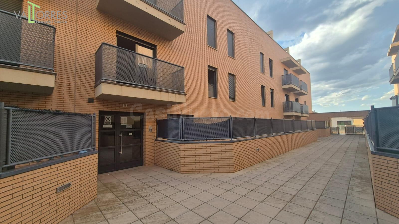 Vivienda con dos dormitorios y dos baños. En el barrio pedáneo de San Blas con plaza de garaje y trastero