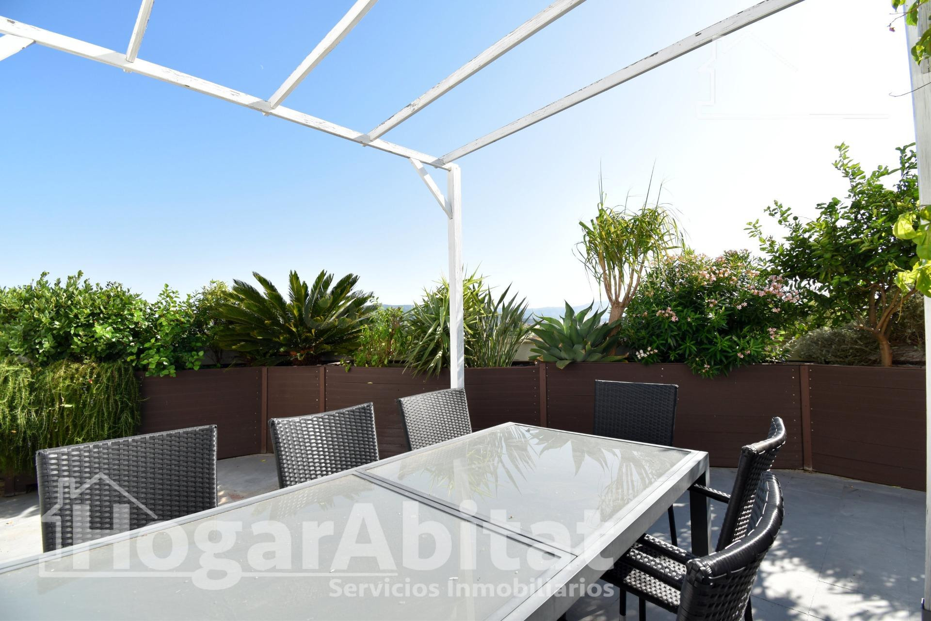¡GRAN OPORTUNIDAD! PAREADO REFORMADO, EXTERIOR CON TERRAZA Y
