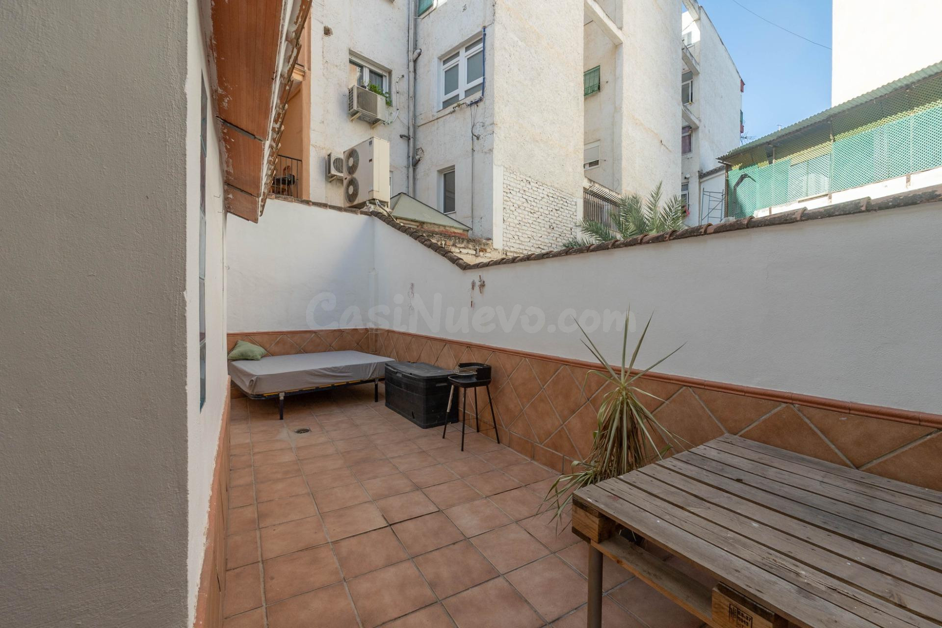 Piso luminoso y acogedor con patio de 20 m2 en el Zaidín - foto 2