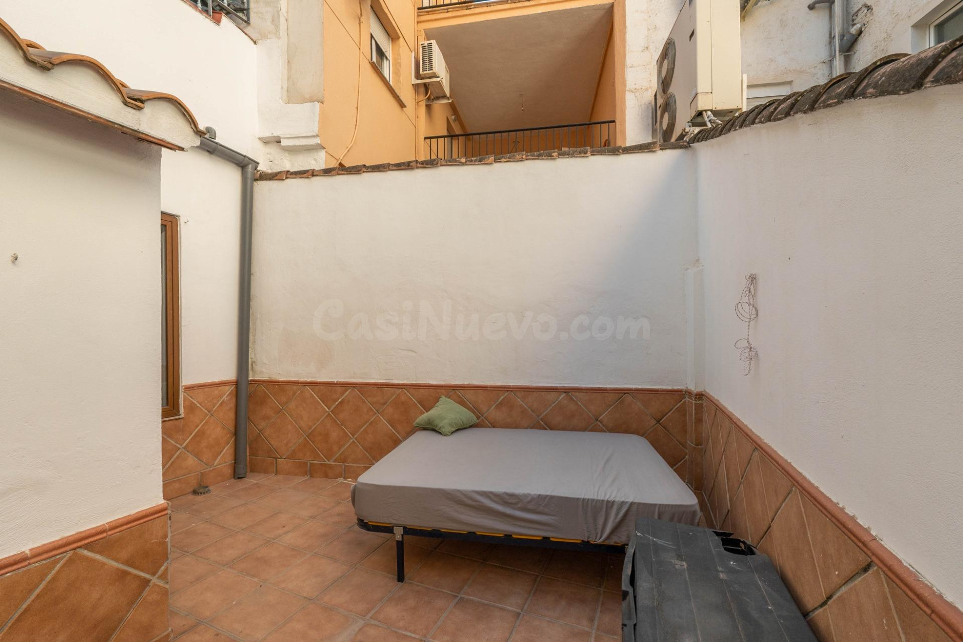 Piso luminoso y acogedor con patio de 20 m2 en el Zaidín - foto 3