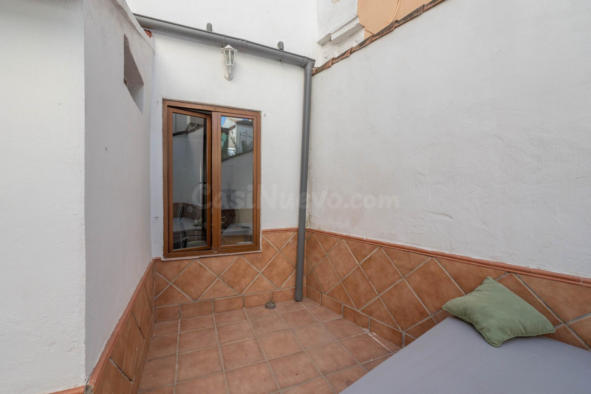 Piso luminoso y acogedor con patio de 20 m2 en el Zaidín - foto 4