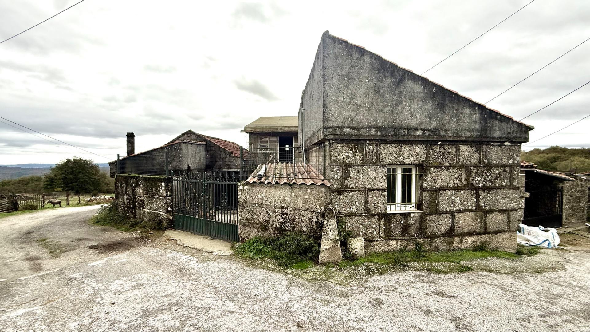 Descubre esta encantadora casa de piedra en venta, una joya 