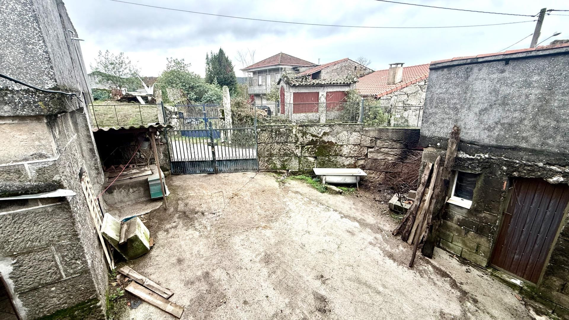 Descubre esta encantadora casa de piedra en venta, una joya  - foto 3