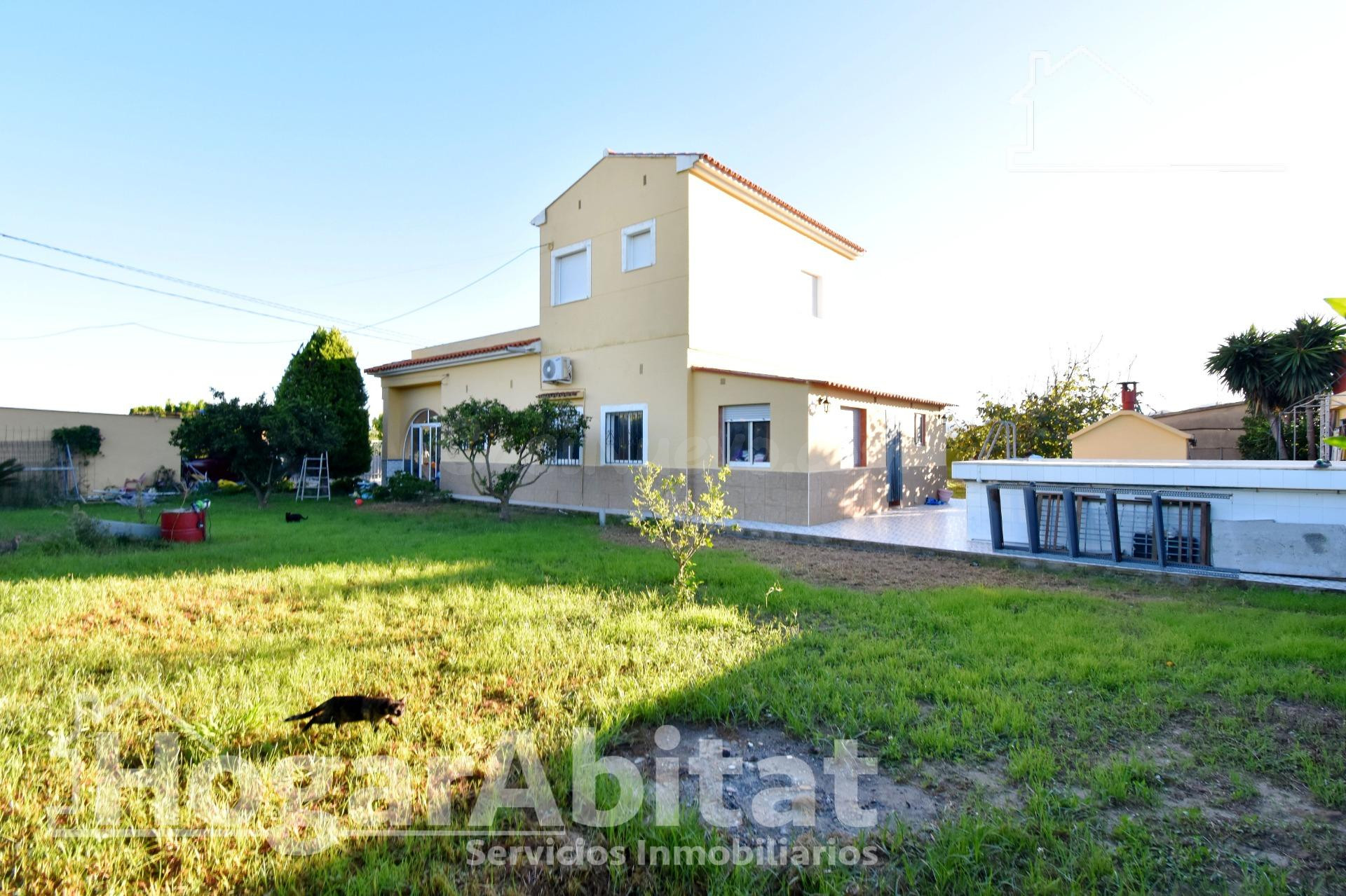 ¡MAGNÍFICO CHALET! AMPLIO CON PISCINA, TERRAZA Y GARAJE