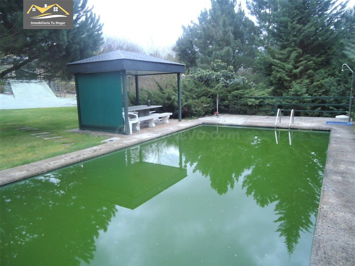 SE VENDE AMPLIO CHALET CON 3.000M DE PARCELA Y PISCINA A 10M - foto 2