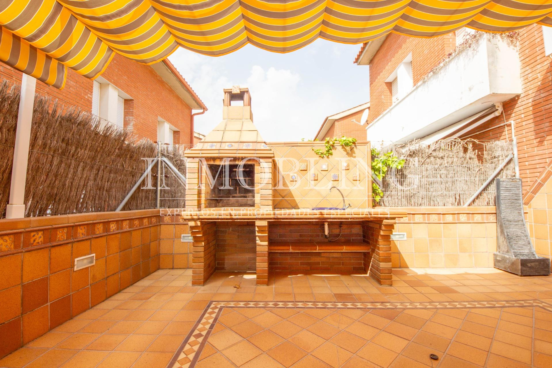 Casa adosada en alquiler con patio y bbq - foto 2