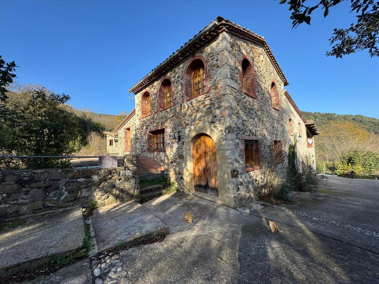 FINCA RÚSTICA CON MASÍA Y SANTUARIO EN AMER (GIRONA)