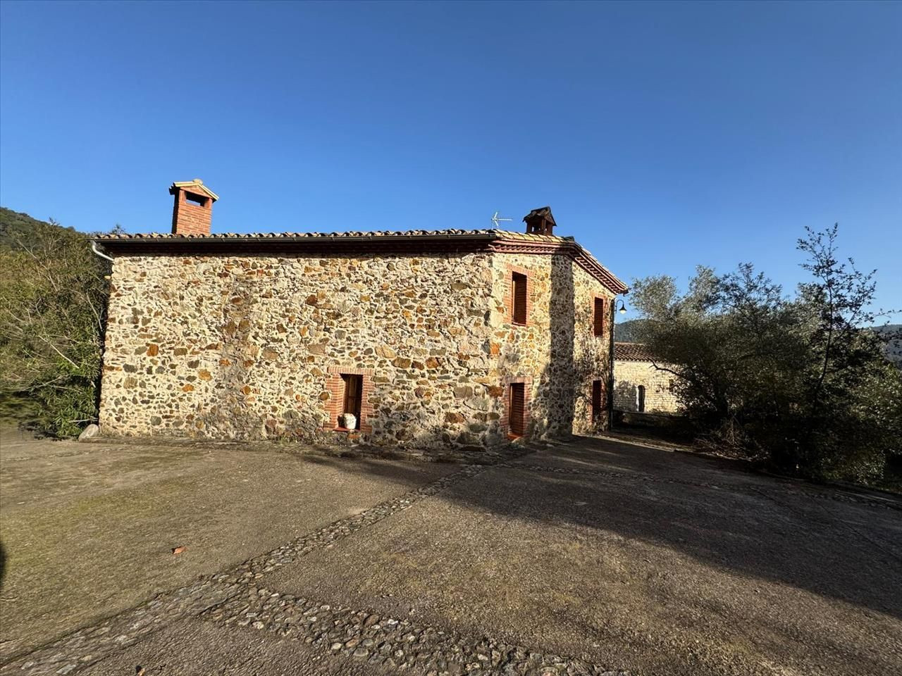 FINCA RÚSTICA CON MASÍA Y SANTUARIO EN AMER (GIRONA) - foto 4