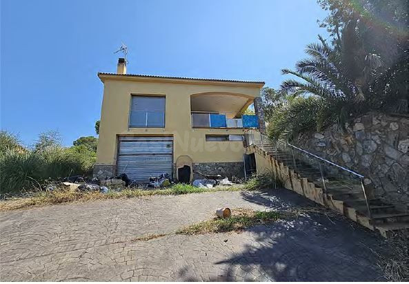 Casa a reformar con jardín y piscina en Can Carbonell