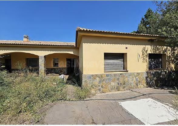 Casa a reformar con jardín y piscina en Can Carbonell - foto 3