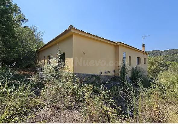 Casa a reformar con jardín y piscina en Can Carbonell - foto 4