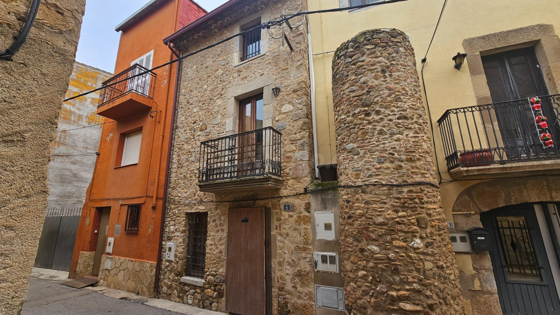 CASA ADOSADA EN CABANES, GIRONA