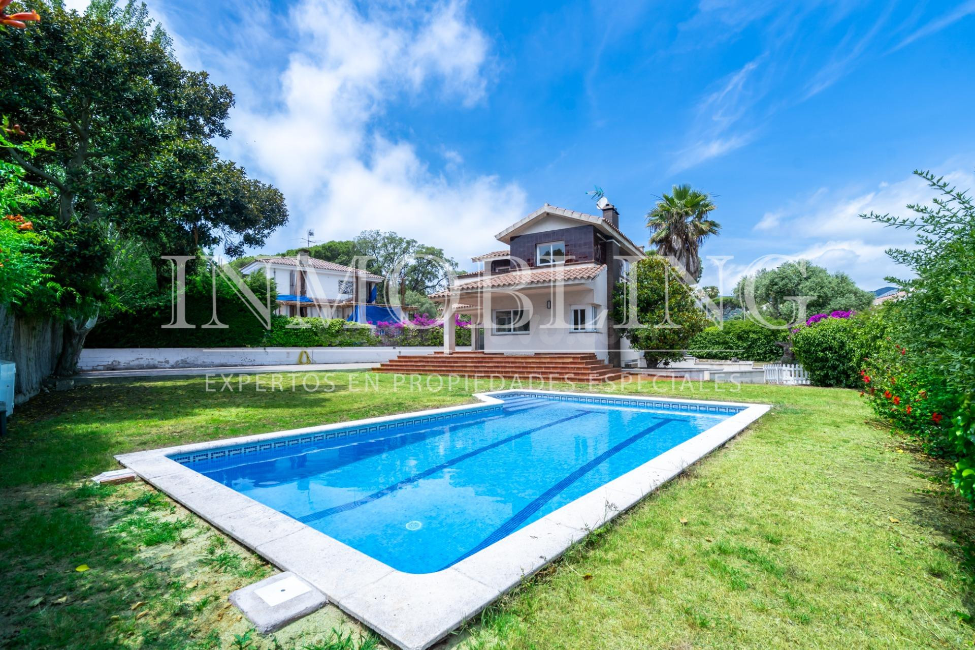 Casa independiente con piscina en Can Teixidó
