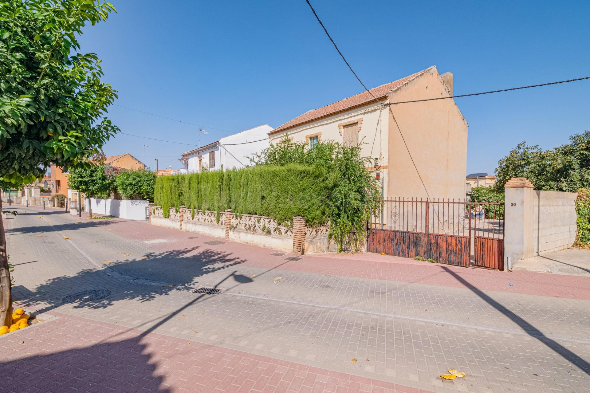 Gran casa de pueblo con terreno, en Ambroz (1260 m2 de parce