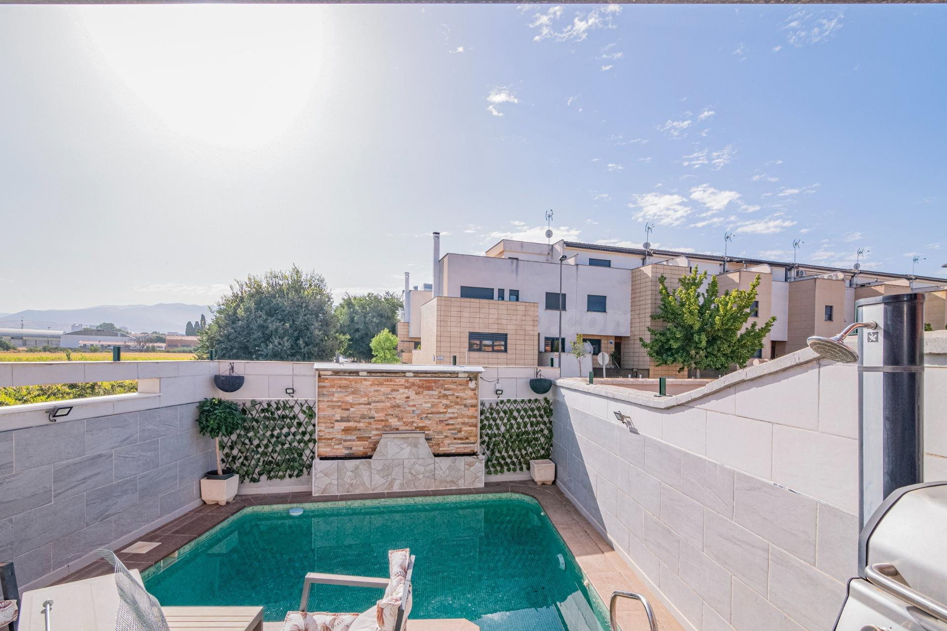 MODERNA CASA DE ESTILO NÓRDICO CON PISCINA, EN INCREIBLE UBI