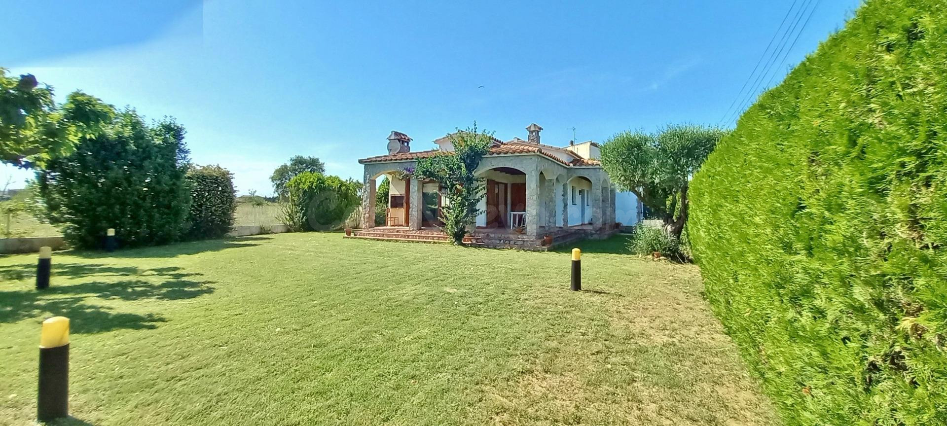 Chalet con jardín en Mas Gros - Ventalló - foto 2